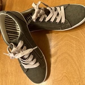 Taos Footwear olive green tennis shoes. Worn one time